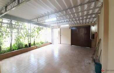 Imagem: A casa possui 3 Dormitórios, 2 Banheiros, 3 Vagas na garagem