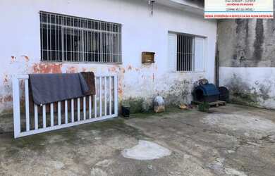 Imagem: A casa possui 2 Dormitórios, 1 Banheiro, 2 Vagas na garagem
