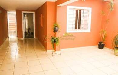 Imagem: A casa possui 2 Dormitórios, 2 Banheiros, 2 Vagas na garagem