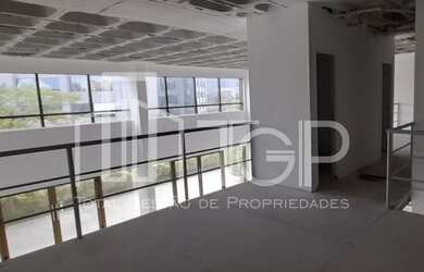 Imagem: O depósito possui 5 Vagas na garagem, 340m² de Área e está