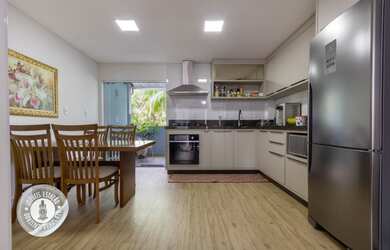 Imagem: A casa possui 2 Dormitórios, 2 Banheiros, 2 Vagas na garagem