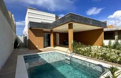 Imagem: A casa possui 3 Dormitórios, 3 Banheiros, 4 Vagas na garagem