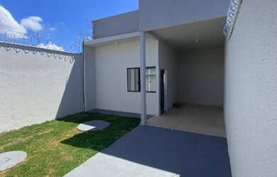 Imagem: A casa possui 2 Dormitórios, 2 Banheiros, 2 Vagas na garagem