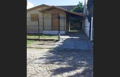 Imagem: A casa possui 2 Dormitórios, 1 Banheiro, 2 Vagas na garagem