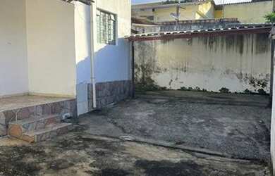 Imagem: A casa possui 3 Dormitórios, 1 Banheiro, 2 Vagas na garagem
