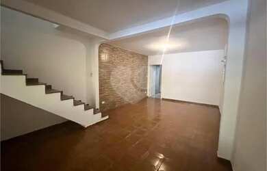 Imagem: A casa possui 3 Dormitórios, 3 Banheiros, 2 Vagas na garagem