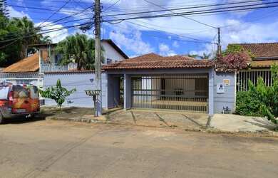 Imagem: A casa possui 4 Dormitórios, 4 Banheiros, 4 Vagas na garagem