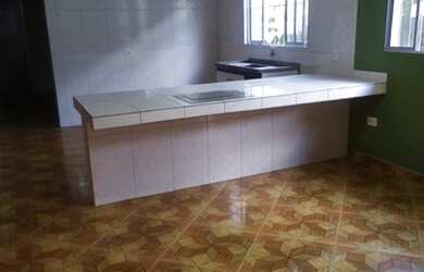 Imagem: A casa possui 2 Dormitórios, 2 Banheiros, 2 Vagas na garagem