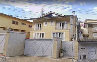 Imagem: A casa possui 4 Dormitórios, 5 Banheiros, 4 Vagas na garagem