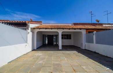 Imagem: A casa possui 4 Dormitórios, 3 Banheiros, 4 Vagas na garagem