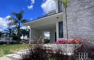 Imagem: A casa em condomínio possui 4 Dormitórios, 5 Banheiros, 4