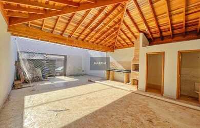 Imagem: A casa possui 3 Dormitórios, 1 Banheiro, 4 Vagas na garagem