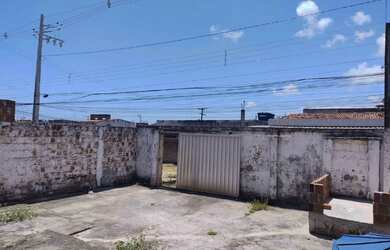 Imagem: A casa possui 2 Dormitórios, 2 Banheiros, 4 Vagas na garagem