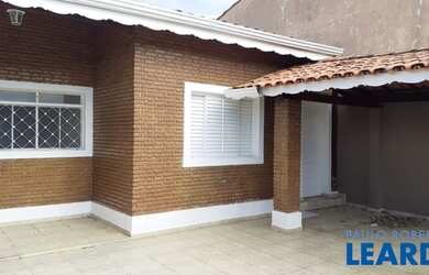 Imagem: A casa possui 3 Dormitórios, 1 Banheiro, 1 Vaga na garagem