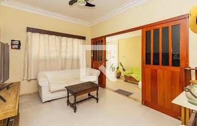 Imagem: A casa possui 3 Dormitórios, 3 Banheiros, 2 Vagas na garagem