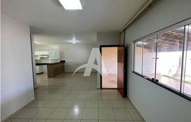 Imagem: A casa possui 3 Dormitórios, 2 Banheiros, 1 Vaga na garagem