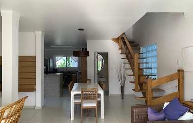 Imagem: A casa possui 4 Dormitórios, 5 Banheiros, 2 Vagas na garagem