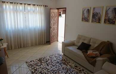 Imagem: A casa possui 3 Dormitórios, 3 Banheiros, 2 Vagas na garagem