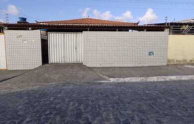 Imagem: A casa possui 3 Dormitórios, 2 Banheiros e está localizado