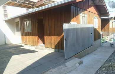 Imagem: A casa possui 2 Dormitórios, 1 Banheiro, 1 Vaga na garagem