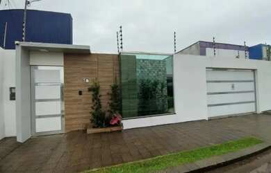 Imagem: A casa possui 3 Dormitórios, 2 Banheiros, 3 Vagas na garagem