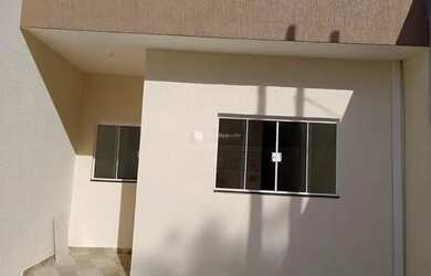 Imagem: A casa possui 2 Dormitórios, 2 Banheiros, 2 Vagas na garagem