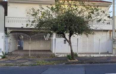 Imagem: A casa possui 4 Dormitórios, 5 Banheiros, 5 Vagas na garagem