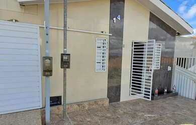 Imagem: A casa possui 3 Dormitórios, 2 Banheiros, 2 Vagas na garagem