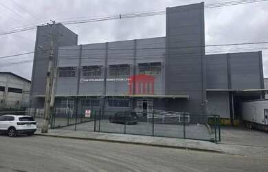 Imagem: O depósito possui 5 Vagas na garagem, 2.675m² de Área e