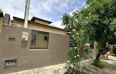 Imagem: A casa possui 3 Dormitórios, 3 Banheiros, 1 Vaga na garagem