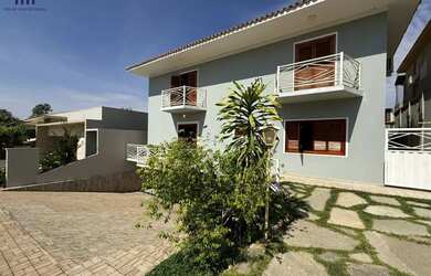 Imagem: A casa em condomínio possui 5 Dormitórios, 5 Banheiros, 3