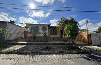 Imagem: A casa possui 3 Dormitórios, 3 Banheiros, 2 Vagas na garagem