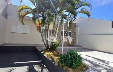 Imagem: A casa possui 3 Dormitórios, 1 Banheiro, 2 Vagas na garagem