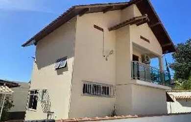 Imagem: A casa possui 2 Dormitórios, 1 Banheiro, 2 Vagas na garagem