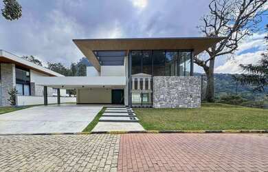 Imagem: A casa em condomínio possui 4 Dormitórios, 5 Banheiros, 5