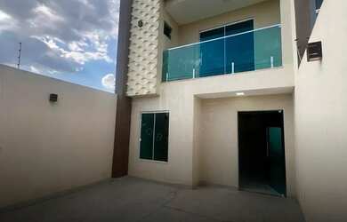 Imagem: A casa possui 3 Dormitórios, 1 Banheiro, 1 Vaga na garagem