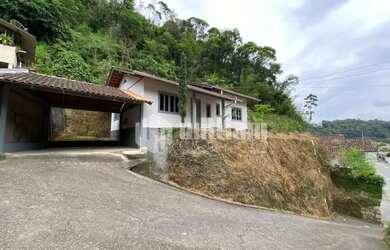Imagem: A casa possui 3 Dormitórios, 1 Banheiro, 1 Vaga na garagem