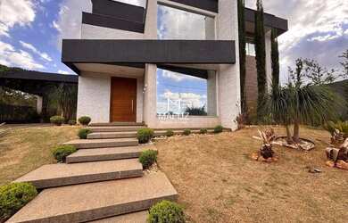 Imagem: A casa possui 3 Dormitórios, 4 Banheiros, 3 Vagas na garagem