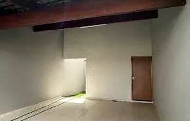 Imagem: A casa possui 3 Dormitórios, 2 Banheiros, 2 Vagas na garagem