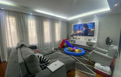 Imagem: A casa possui 4 Dormitórios, 5 Banheiros, 3 Vagas na garagem