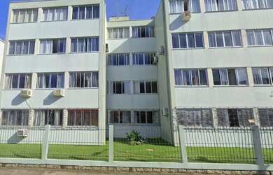 Imagem: O apartamento possui 3 Dormitórios, 1 Banheiro, 1 Vaga na garagem