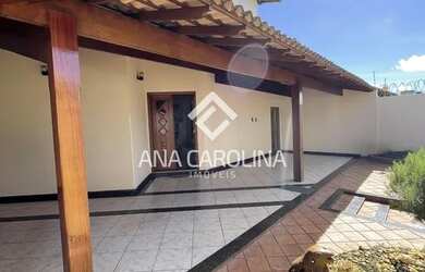 Imagem: A casa possui 4 Dormitórios, 2 Banheiros, 3 Vagas na garagem