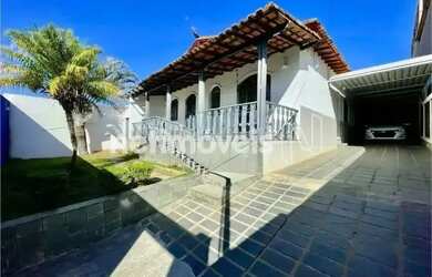 Imagem: A casa possui 4 Dormitórios, 3 Banheiros, 5 Vagas na garagem