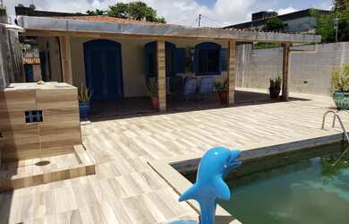 Imagem: A casa possui 3 Dormitórios, 2 Banheiros, 5 Vagas na garagem