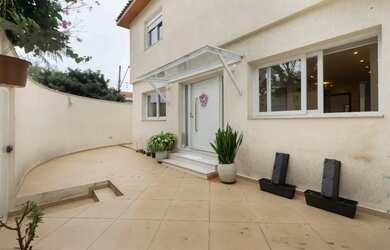 Imagem: A casa possui 4 Dormitórios, 4 Banheiros, 2 Vagas na garagem