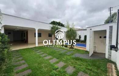 Imagem: A casa possui 3 Dormitórios, 2 Banheiros, 5 Vagas na garagem