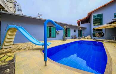 Imagem: A casa possui 5 Dormitórios, 3 Banheiros, 2 Vagas na garagem