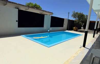 Imagem: A casa possui 5 Dormitórios, Acomodam 10 pessoas e 4 Vagas