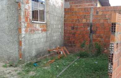 Imagem: A casa possui 4 Dormitórios, 1 Banheiro e está localizado