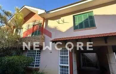 Imagem: A casa em condomínio possui 3 Dormitórios, 2 Banheiros, 1